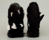 Варежки «Лучики» сделаны из черного кроличьего меха с крупными вкраплениями белого.